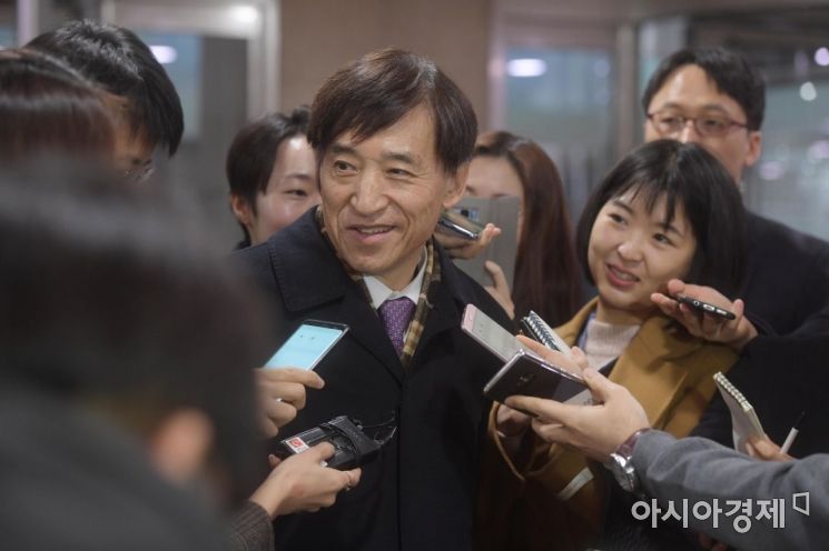 이주열 한국은행 총재가 지난달 20일 서울 중구 한국은행 본관으로 출근하던 중 미국의 추가 금리 인상에 대한 취재진 질문에 답변하고 있다. /문호남 기자 munonam@