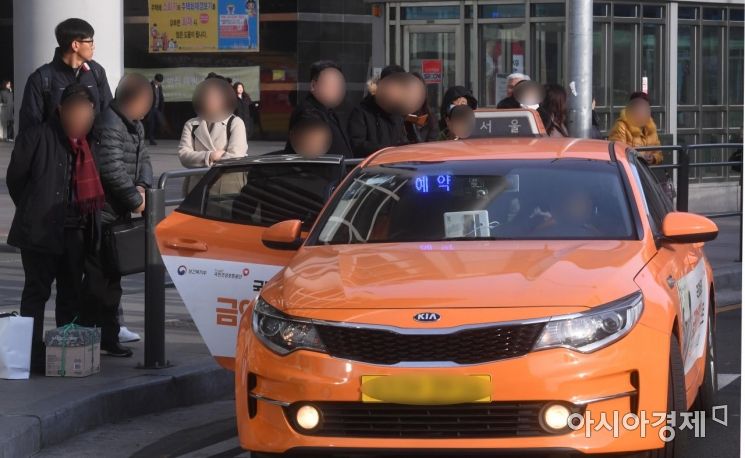 카카오의 카풀사업 진출에 반대하는 전국 택시업계가 2차 파업에 나선 20일 서울 용산역 택시승하차장에서 시민들이 택시를 기다리고 있다./김현민 기자 kimhyun81@