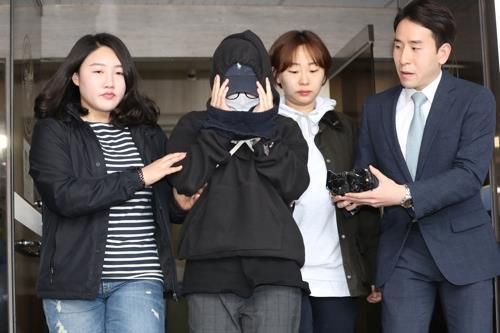 서울서부지법 민사10단독 김성대 판사는 피해자 A씨가 미술대학 누드 크로키 수업 중 자신의 나체 사진을 찍어 인터넷에 유포한 안모(26)씨를 상대로 낸 1억원의 손해배상청구 소송에서 2500만원을 지급하라며 원고 일부 승소 판결을 했다. 사진은 지난해 5월12일 가해자가 서울서부지법에 소환된 모습. [이미지출처=연합뉴스]