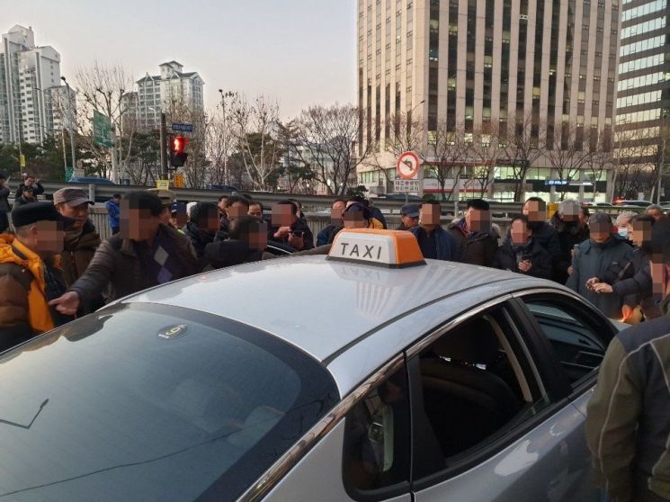20일 오후 서울 여의도에 전국 택시 노동자들이 '카풀 서비스' 반대를 위해 모인 가운데, 일부 참가자가 집회와 파업에 참여하지 않은 택시를 향해 욕설과 고성을 내뱉고 있다. (사진=이승진 기자)