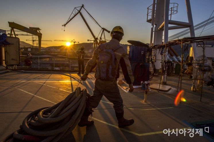 경남 거제 대우조선해양 옥포조선소 LNG선에서 노동자들이 떠오르는 태양과 함께 작업을 시작하는 모습./강진형 기자aymsdream@