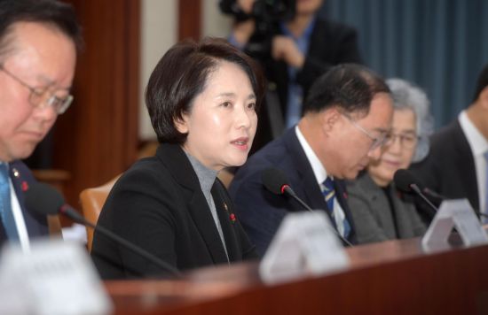 유은혜 사회부총리 겸 교육부 장관이 21일 서울 종로구 정부서울청사에서 열린 사회관계장관회의에서 모두발언을 하고 있다. /문호남 기자 munonam@