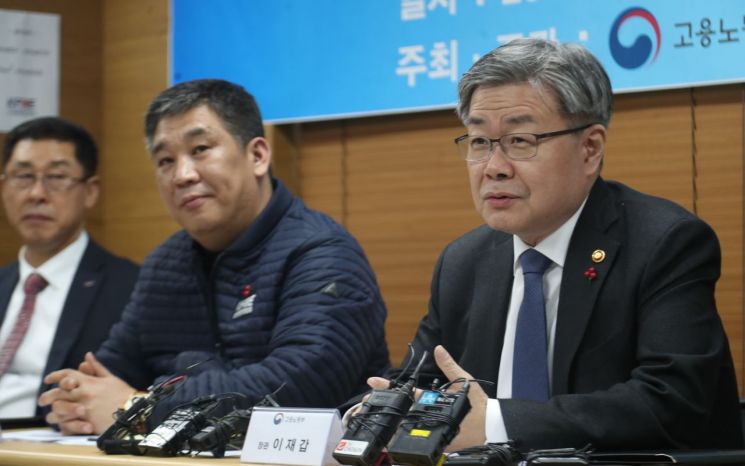 이재갑 고용노동부 장관(오른쪽)이 지난 18일 서울 동작구 신대방동 소상공인연합회에서 열린 소상공인 고용노동 현안 간담회에서 인사말을 하고 있다. [이미지출처=연합뉴스]