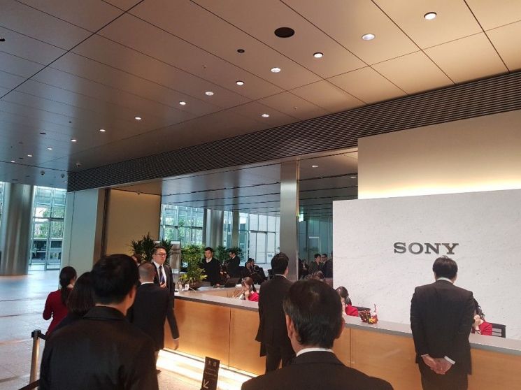 지난달 25일 도쿄 미나토(港)구 고난(港南)에 위치한 소니(SONY) 본사 로비. 많은 방문객들이 비즈니스 미팅을 위해 모여있다.