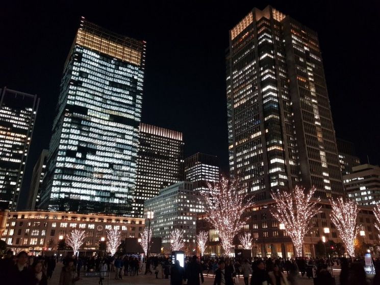 지난달 25일 일본 도쿄역 앞 광장. 야경을 즐기기 위해 많은 사람들이 모여 있다.