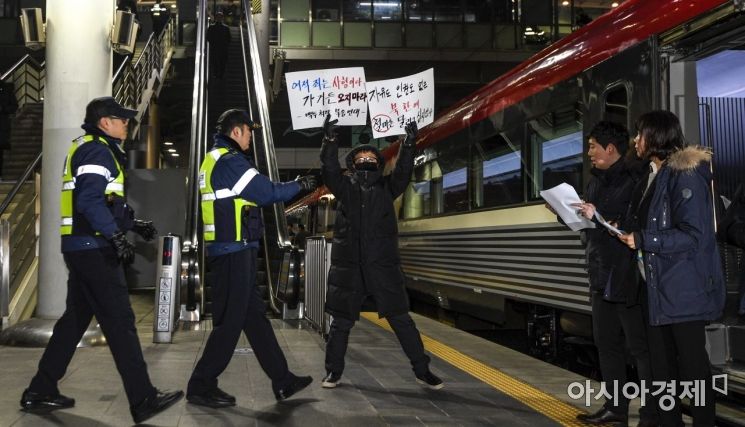 [포토]남북 철도 연결 반대 피켓 시위