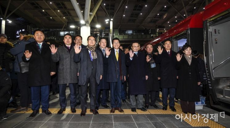 [포토]손 흔드는 조명균-김현미 장관 및 주요 참석자들