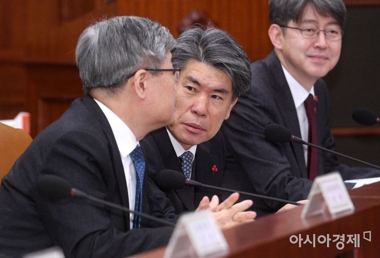 [포토] 대화하는 윤종원 수석과 이재갑 장관