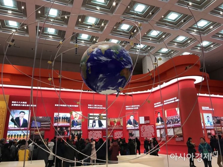 지난달 13일부터 중국 베이징 국가박물관에서 열리고 있는 '위대한 개혁, 개혁ㆍ개방 40주년 기념 전시회'. 시진핑 중국 주석에 대한 업적 과시가 주를 이루고 있다는 평가를 받고 있다.