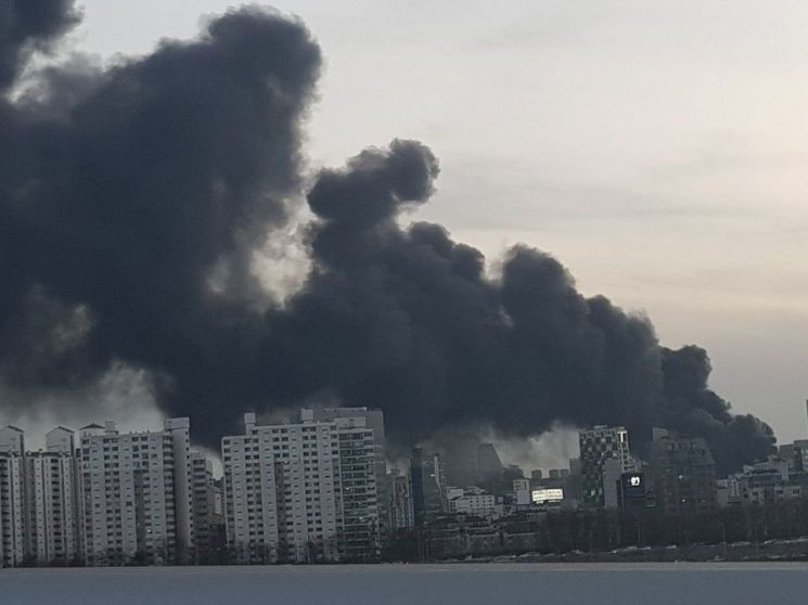 청담동 건물 신축공사장서 화재…연기·냄새 탓 시민 불편