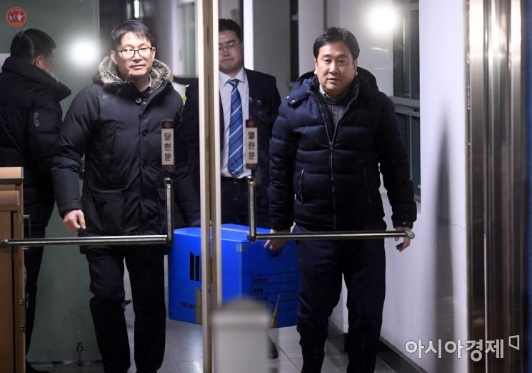 [포토] 靑 특별감찰반 압수품 옮기는 검찰