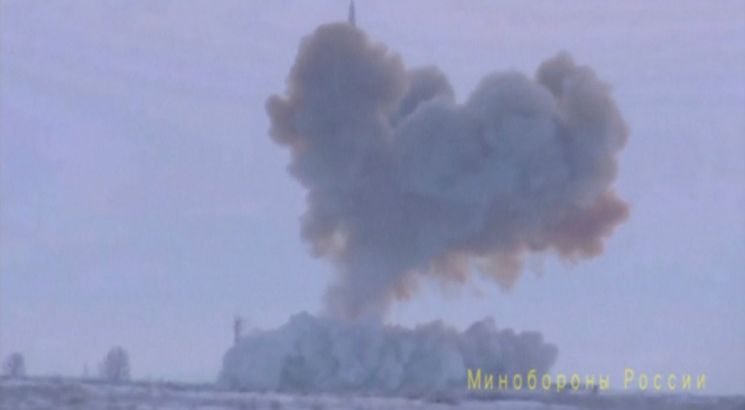 러시아의 신형 극초음속 순항미사일 아방가르드의 시험발사 모습. [이미지출처=로이터연합뉴스]