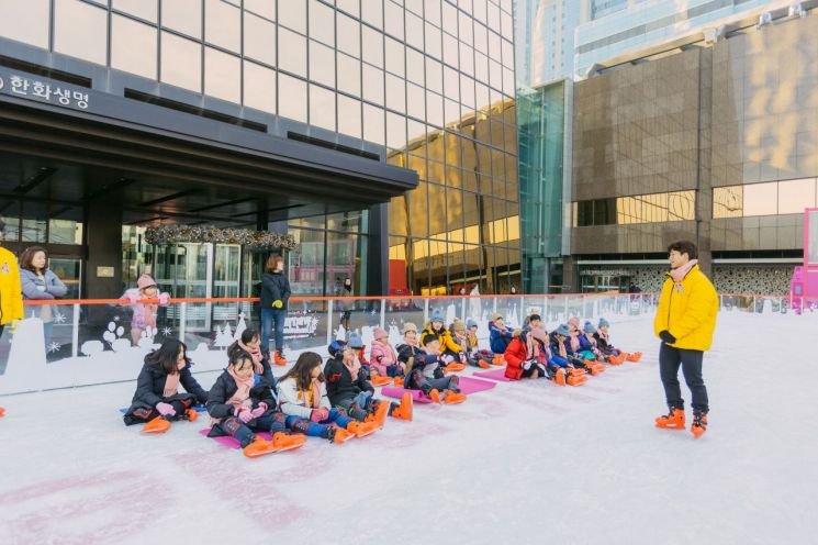 [포토]한화생명, 63빌딩 아이스링크에 농촌마을 어린이 초대