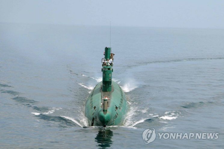 2014년 6월 당시 북한 김정은 국방위원회 제1위원장이 동해 잠수함 부대인 제167군부대의 잠수함에 직접 올라 훈련을 지휘하고 있다(사진=연합뉴스).