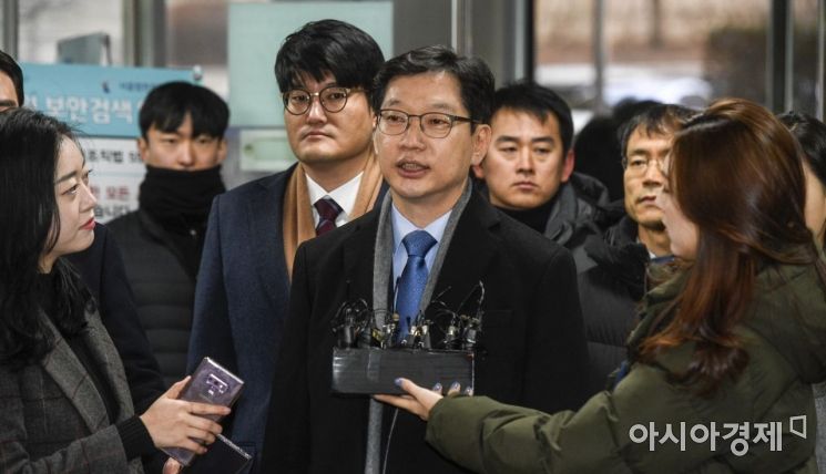 드루킹 일당의 댓글조작에 관여한 혐의를 받는 김경수 경남도지사가 결심공판에 출석하기 위해 28일 서울 서초구 서울중앙지방법원에 도착한 뒤 취재진 질문에 답하고 있다./강진형 기자aymsdream@