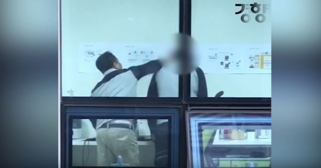 송명빈 마커그룹 대표가 회사 직원을 폭행하는 영상. 사진=유튜브 채널 '경향뷰' 영상 캡처