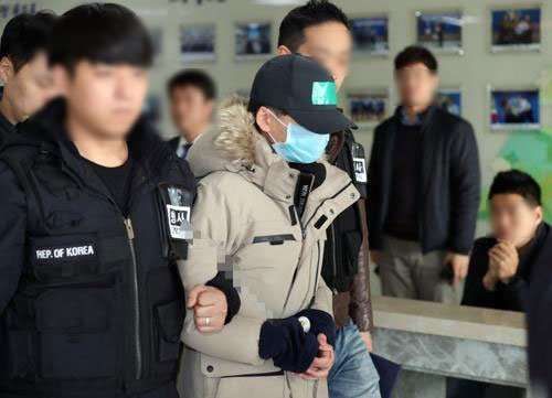 지난달 16일 '인천 중학생 추락사' 사건의 피의자 B군이 숨진 피해학생 A군의 패딩점퍼를 입고 구속 전 피의자 심문을 위해 인천 남동경찰서를 나서고 있다.사진=연합뉴스