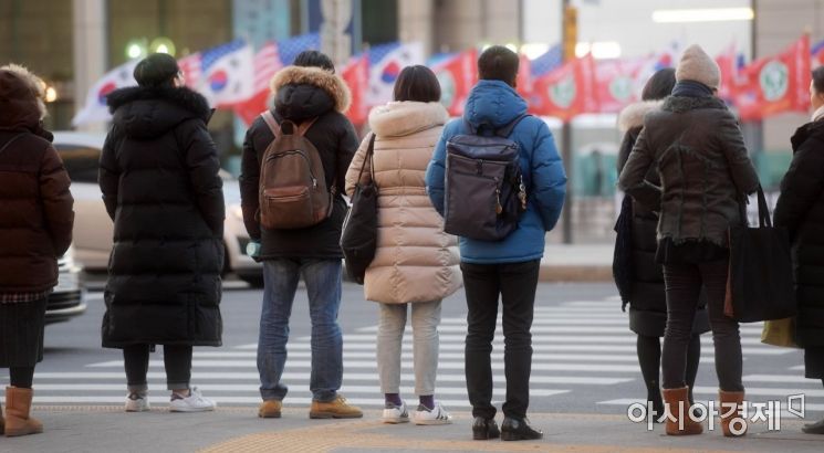 세밑 한파가 기승을 부리고 있는 28일 서울 광화문 사거리에서 퇴근길 시민들이 보행 신호를 기다리고 있다. 기상청은 주말에도 강추위가 이어질 것으로 예보했다. /문호남 기자 munonam@