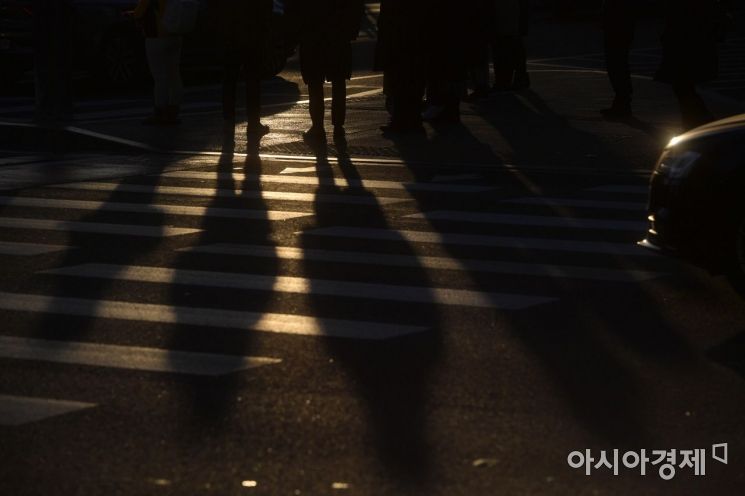 세밑 한파가 기승을 부리고 있는 28일 서울 광화문 사거리에서 퇴근길 시민들이 햇살을 맞으며 보행 신호를 기다리고 있다. 기상청은 주말에도 강추위가 이어질 것으로 예보했다. /문호남 기자 munonam@