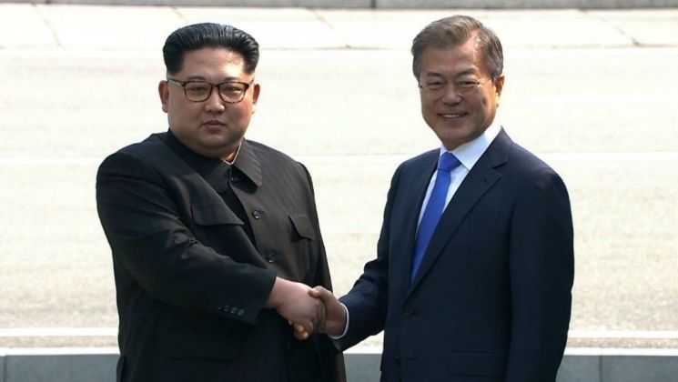 문재인 대통령(오른쪽)과 김정은 북한 국무위원장.