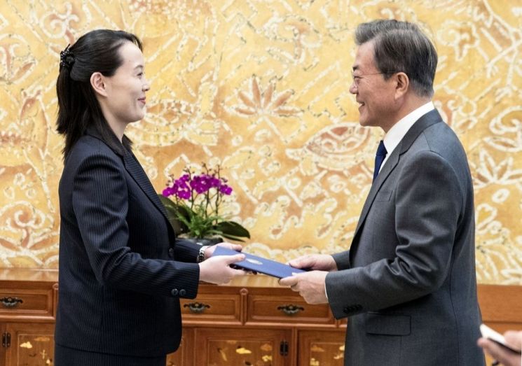 문재인 대통령과 김여정 북한 노동당 선전선동부 제1부부장(왼쪽)