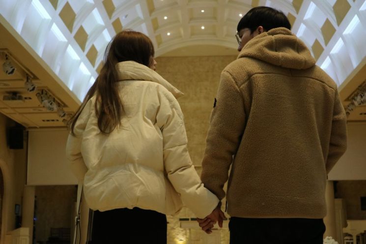 이호현·김소정씨 커플이 텅 빈 예식장 버진로드에 올라서있다.