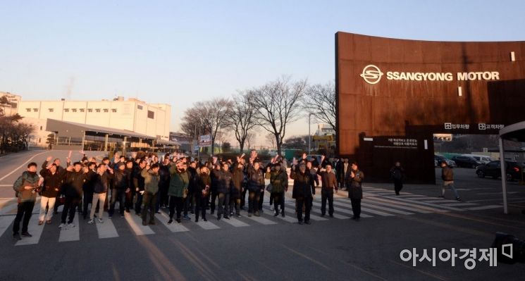 [포토] 10년 만에 출근하는 쌍용차 해고 노동자들