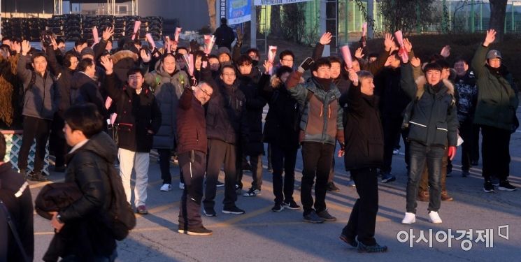 "막노동으로 버텼다" 쌍용차 해고자 9년 만에 '눈물의 출근'(종합)