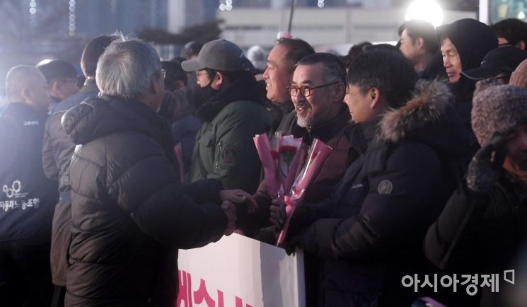 [포토] 카네이션 선물받는 쌍용차 해고 노동자들