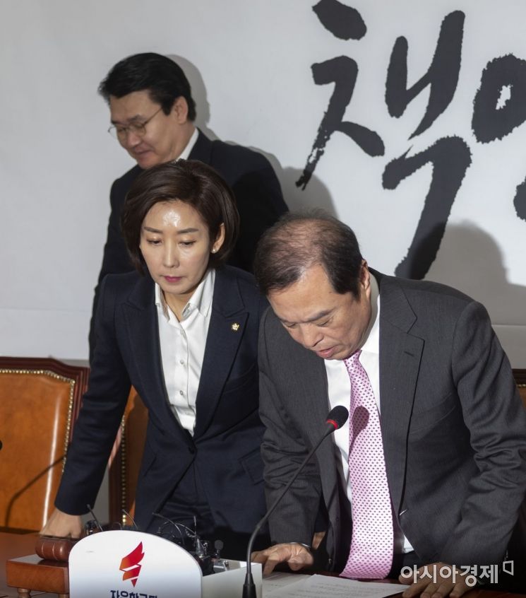 [포토] 자리에 앉는 김병준-나경원