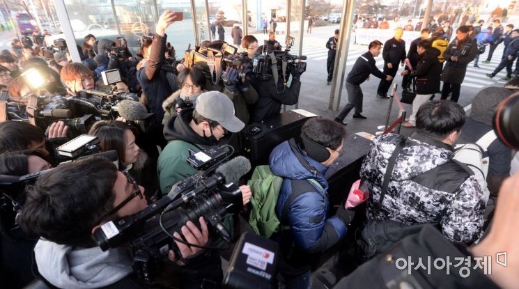 [포토] 10년 만에 일터로 향하는 쌍용차 해고 노동자들