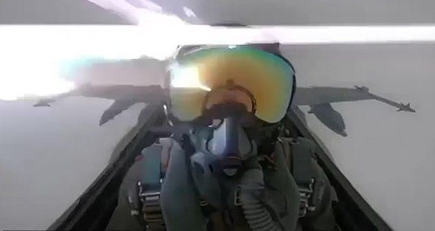 F-18 전투기가 벼락을 맞으면…