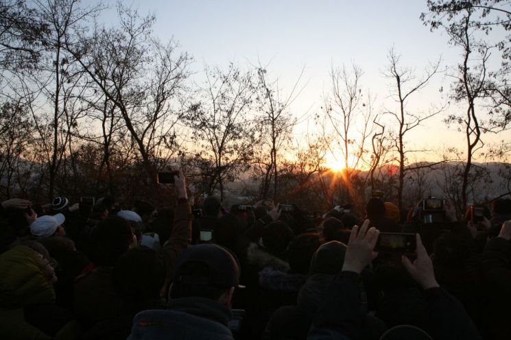 강동구, 새 해 첫날 일자산에서 해맞이