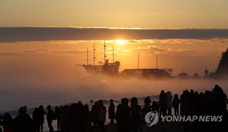 "제발 집에서 즐겨주세요" 열차표·숙박 매진행렬…해돋이 명소 방역구멍 우려