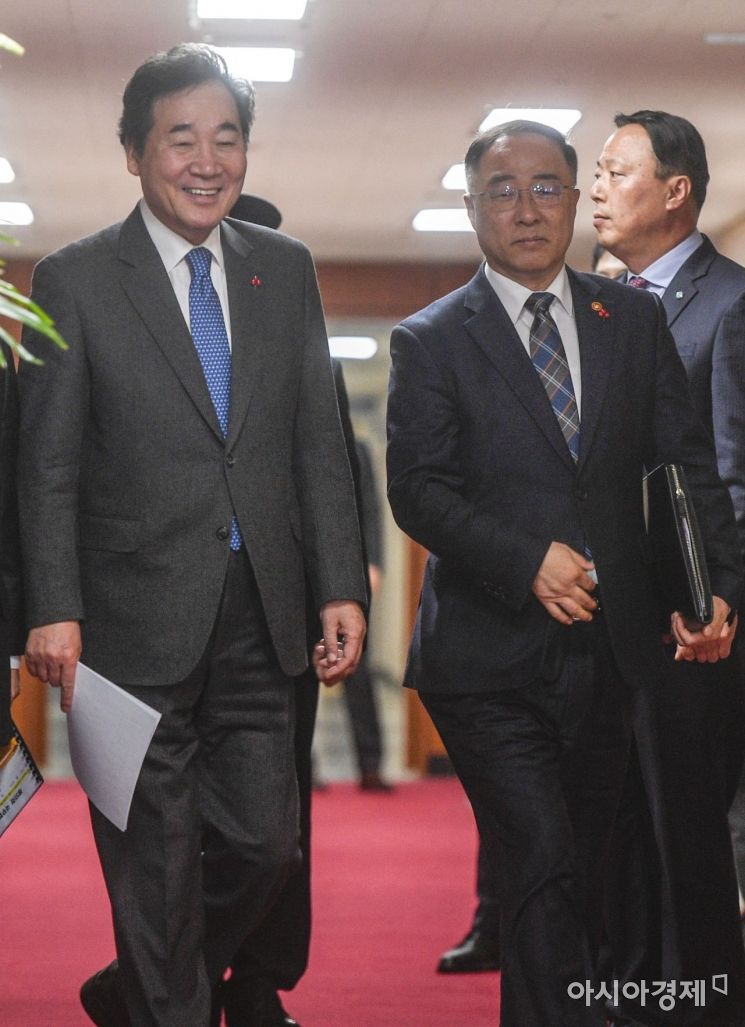 [포토]회의실로 이동하는 이낙연 총리-홍남기 부총리