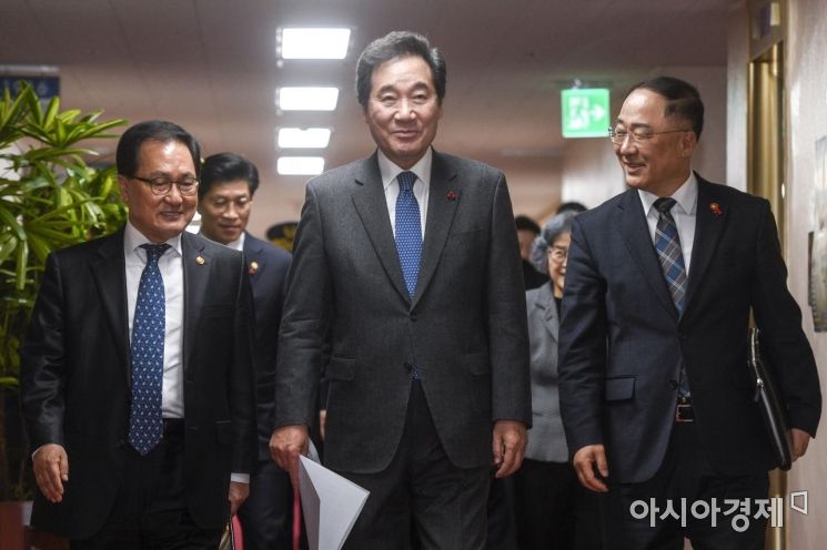 [포토]국무회의실 들어서는 이낙연 총리