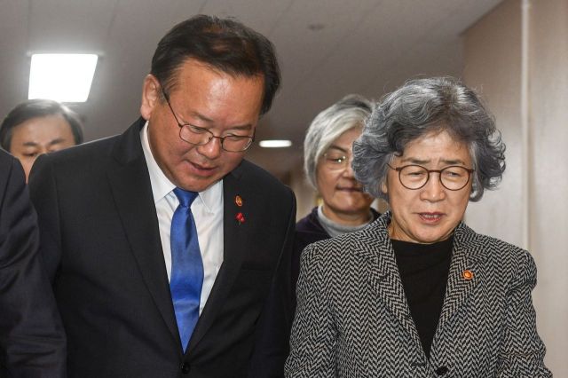 [포토]대화하는 김부겸 장관-박은정 위원장