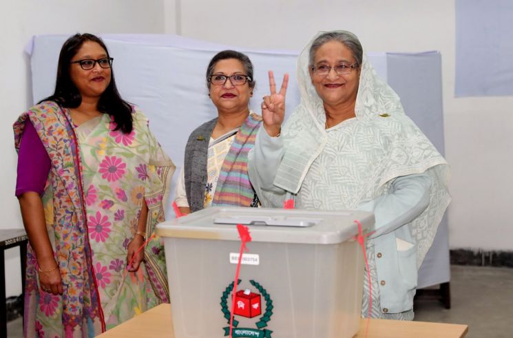 방글라데시 총선이 실시된 30일(현지시간) 수도 다카의 한 투표소에서 셰이크 하시나 방글라데시 총리(오른쪽)가 투표 후 손가락으로 승리의 브이(V)자를 만들어 보이고 있다. [이미지출처=연합뉴스]