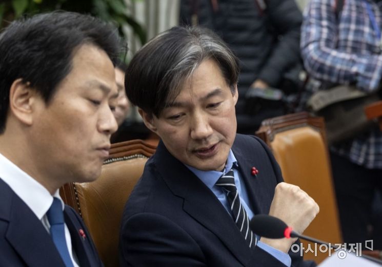 [포토] 대화 나누는 임종석 실장-조국 수석