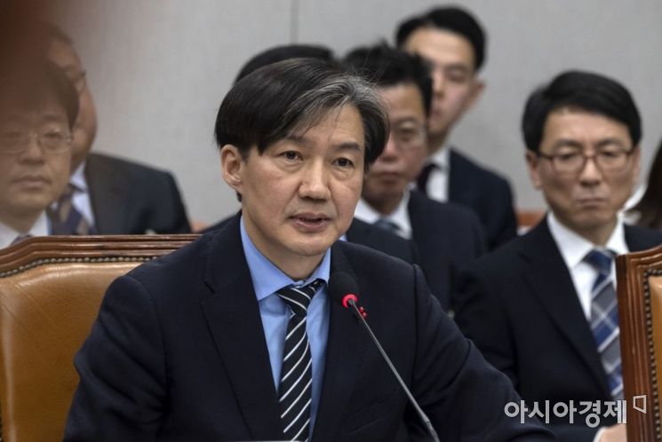 조국 청와대 민정수석이 31일 국회에서 열린 운영위 전체회의에 출석, 의원들 질의에 답변하고 있다. 이번 운영위는 청와대 특별감찰반 의혹에 대한 현안보고를 위해 소집되었다. 청와대 민정수석이 국회 운영위에 출석하는것은 2006년 8월 전해철 민정수석 이후 12년 만에 처음이다./윤동주 기자 doso7@