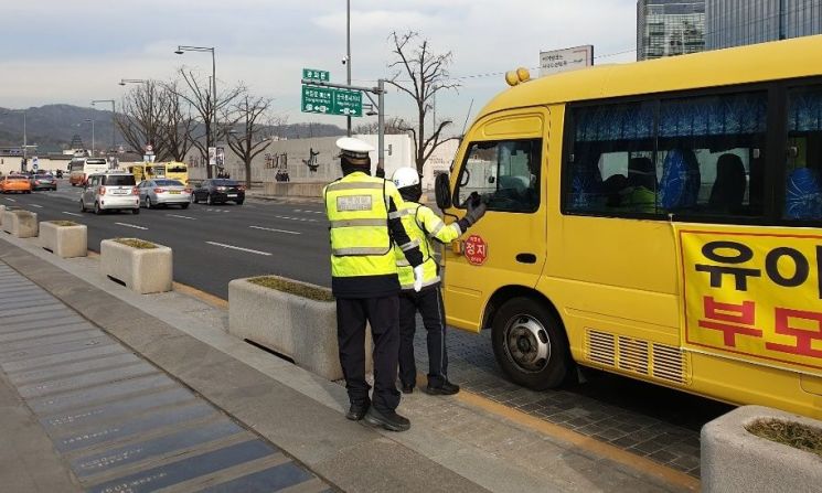 이날 퍼포먼스에 참가한 한 유치원 버스가 도로 통행을 방해해 경찰로부터 제지를 받고있다. (사진=이승진 기자)