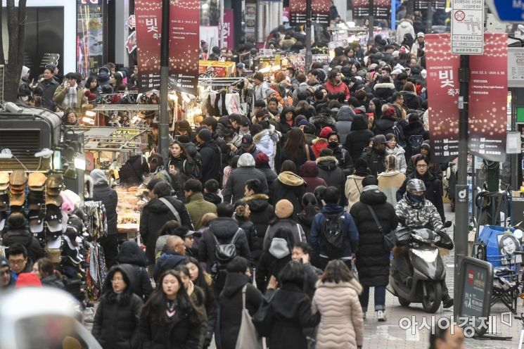 [포토] 연말 명동 찾은 시민 및 관광객