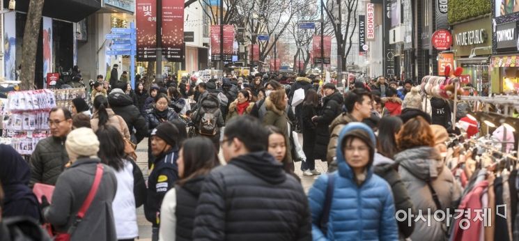 31일 서울 중구 명동을 찾은 시민 및 외국인 관광객들이 거리를 거닐며 2018년 마지막날을 보내고 있다./강진형 기자aymsdream@