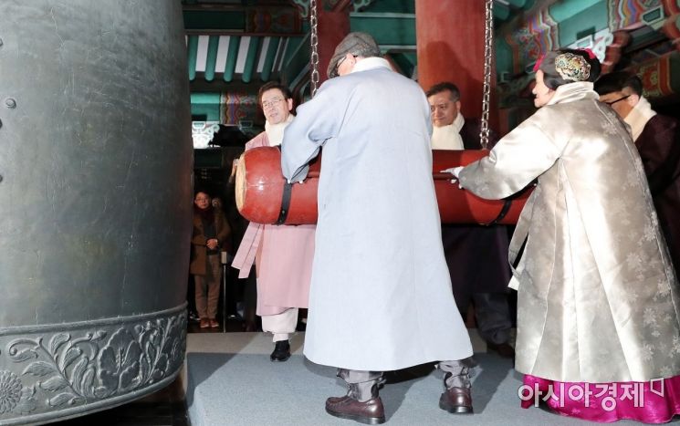 지난 1월1일 박원순 서울시장과 신원철 서울시의회 의장 등이 서울 종로구 보신각에서 첫 타종 행사를 갖고 있다. /사진공동취재단