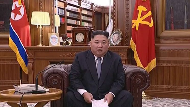 김정은 북한 국무위원장이 1일 소파에 앉아 2019년 신년사를 낭독하고 있다.