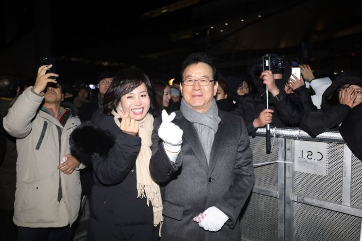 정순균 강남구청장이 부인과 함께 기념 사진을 찍었다.