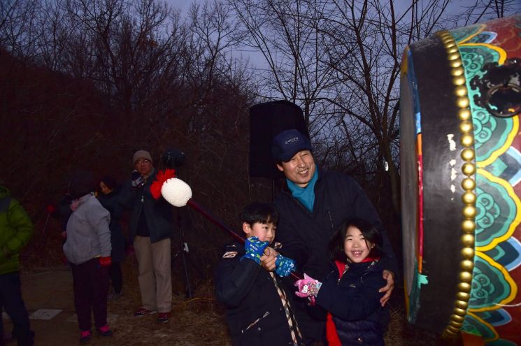 [포토]문석진 서대문구청장, 안산 봉수대서 해맞이 