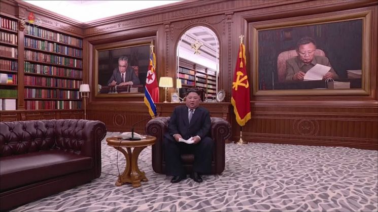 김정은 북한 국무위원장이 1일 오전 9시에 노동당 중앙위원회 청사에서 육성으로 신년사를 발표하고 있다. 김정은 위원장은 예전과 달리 올해는 소파에 앉아 신년사를 발표했다.