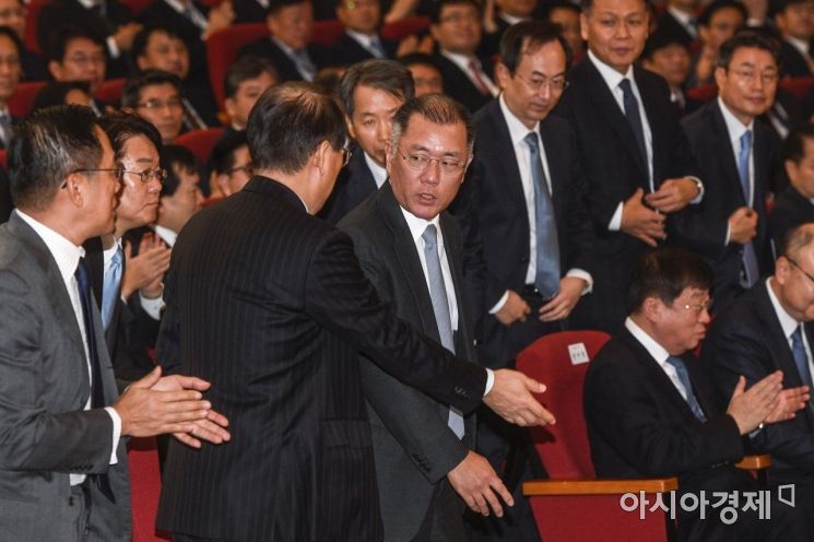 [포토]임직원과 대화하는 정의선 수석부회장