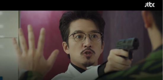 최근 방영된 JTBC 'SKY캐슬'의 한 장면. 수술 결과에 앙심을 품은 환자가 칼을 들고 병원에 찾아와 의사를 쫓아다니는 장면과 의사가 이를 가스총으로 제압하는 장면이 나왔다.
